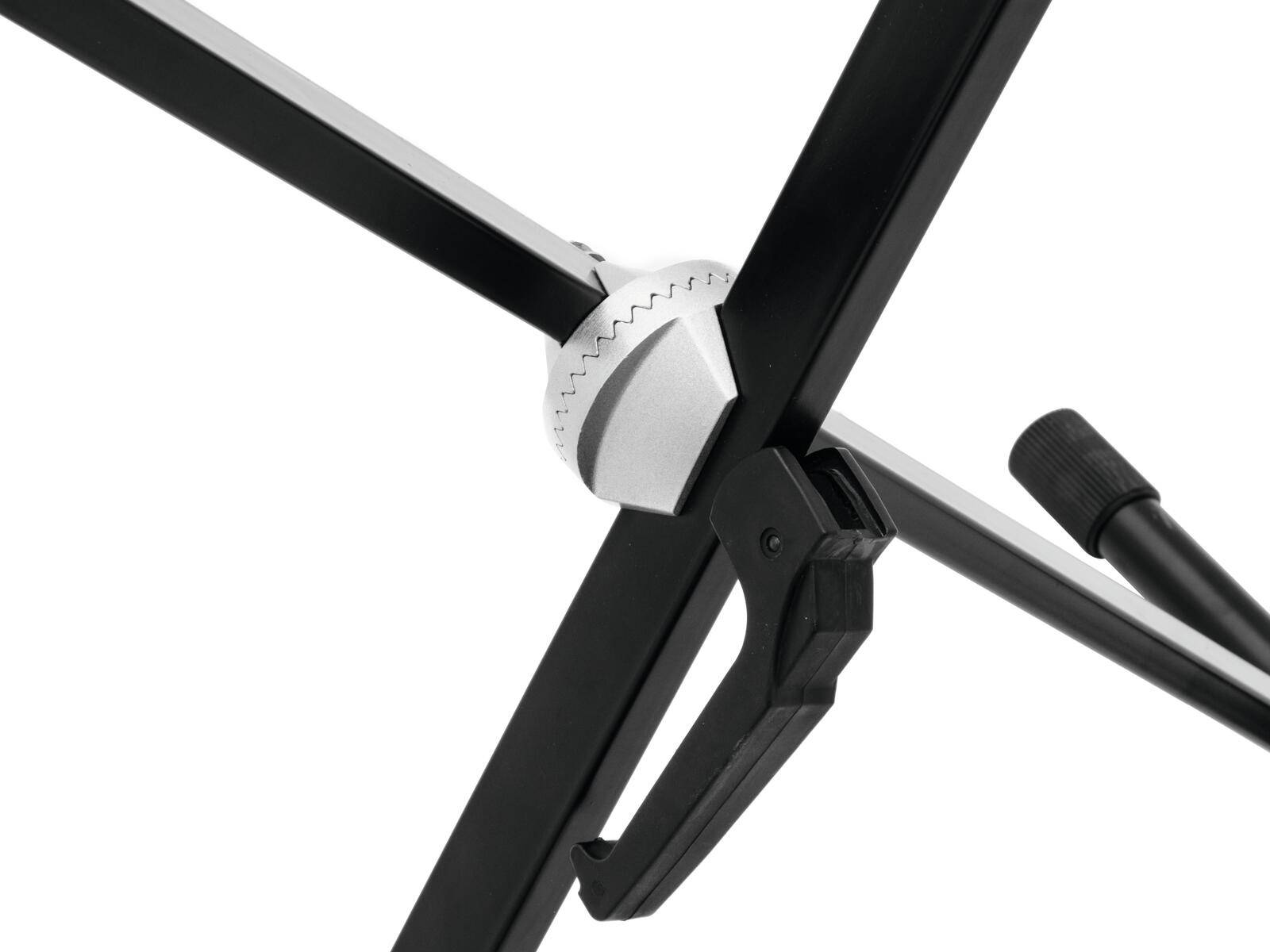 Nahaufnahme des verstellbaren Gelenks und Arretierungsmechanismus eines Metall-Staffeleis, mit einer zahnradähnlichen Kante zur Stabilitätskontrolle in künstlerischen Umgebungen.