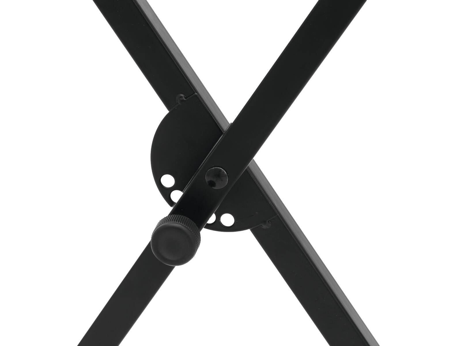 Nahaufnahme eines schwarzen Metallständers in X-Form, mit Fokus auf der zentralen Verbindungsstelle und dem Einstellknopf.