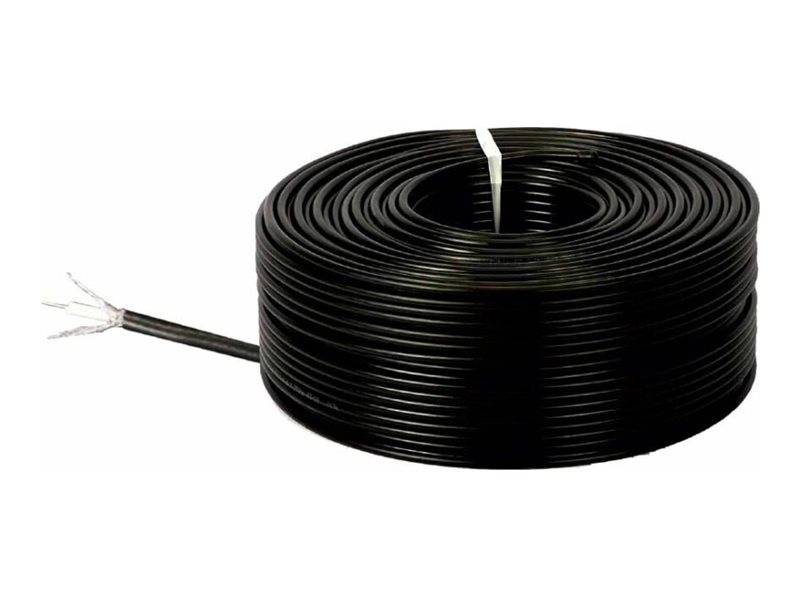 Ein gewickelter schwarzer Plastik-Bewässerungsschlauch mit einem nach außen ragenden Ende, der zum Bewässern von landwirtschaftlichen Flächen oder Gärten verwendet wird.