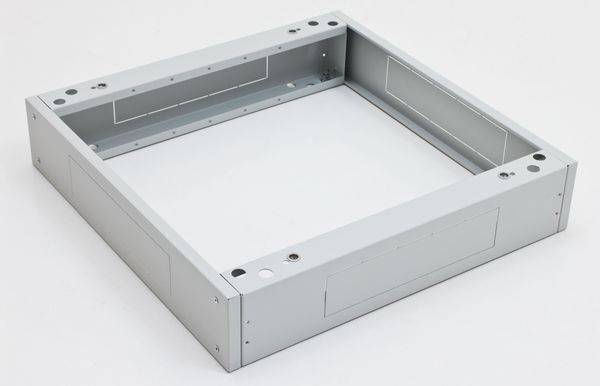 Graues rechteckiges Metallausrüstungs-Chassis-Rahmen, leer auf weißem Hintergrund dargestellt, mit Montagelöchern und Seitenpaneelen.