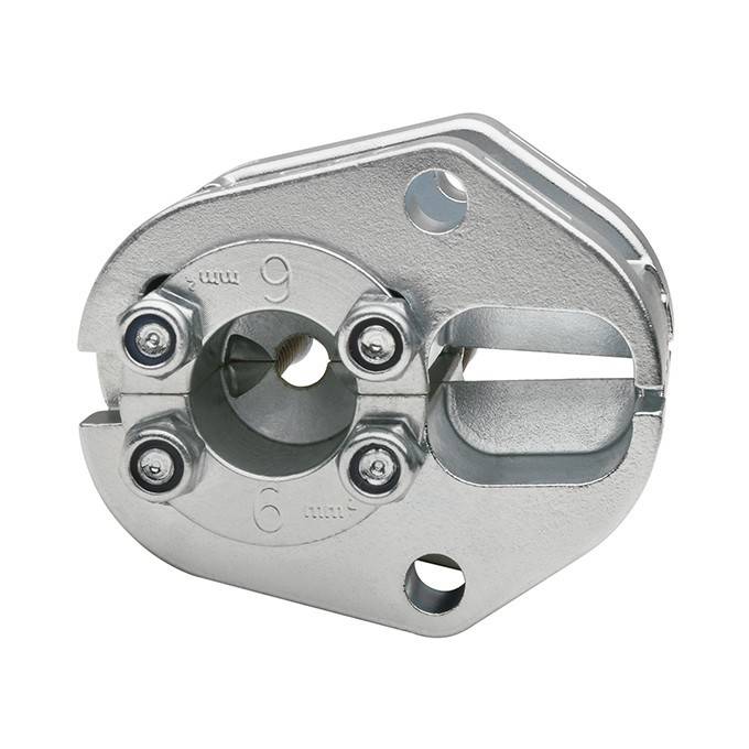 Ein Metallcrimpwerkzeug-Komponente mit Schrauben und einer Öffnung zur Drahteinführung. Mit Zahlen zur Kalibrierung graviert, verwendet in der Kabelherstellung.