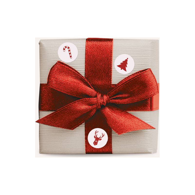 Eine Geschenkbox, verziert mit einer glänzenden roten Schleife und weihnachtlich gestalteten Aufklebern, darunter eine Zuckerstange, ein Weihnachtsbaum und ein Rentier.