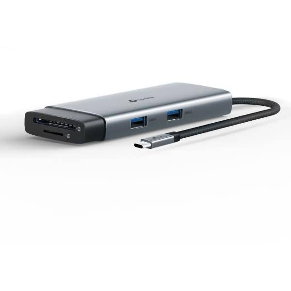 USB-C-Hub mit Kartenleser, zwei USB-A-Anschlüssen und angebrachtem USB-C-Kabel auf weißem Hintergrund