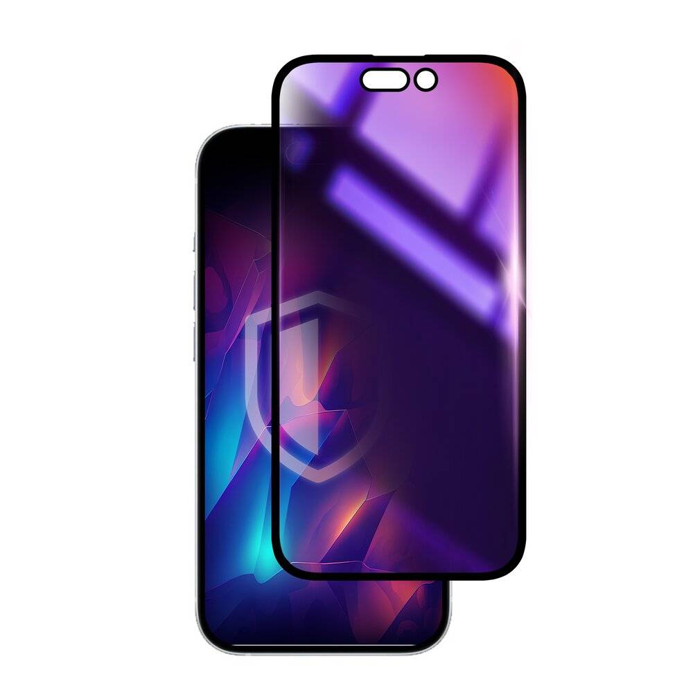 Eine Person hält ein Smartphone in der Hand, auf dessen Bildschirm ein digitales Schildsymbol angezeigt wird, das Sicherheit andeutet, mit einem unscharfen Außenbereich im Hintergrund.