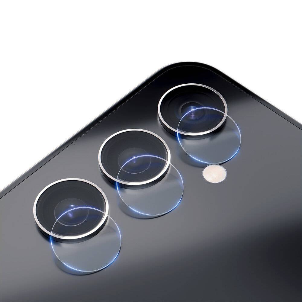 Nahaufnahme eines Triple-Lens-Kamerasystems auf der Rückseite eines Smartphones, das die Anordnung der Linsen und die reflektierenden Oberflächen auf einem eleganten, dunklen Gehäuse hervorhebt.