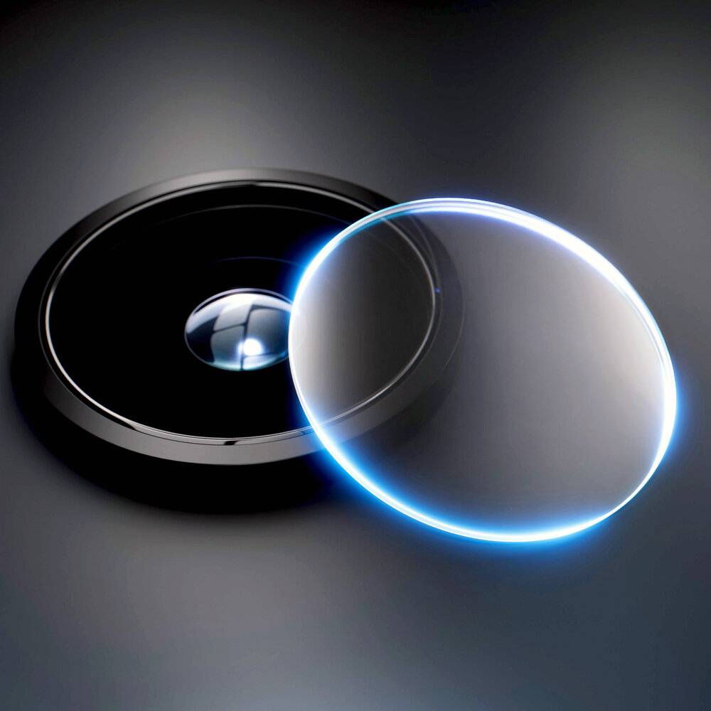 Eine leuchtende Linse schwebt über einem Kameraobjektiv auf dunklem Hintergrund und hebt optischen Fokus und Technologie hervor.