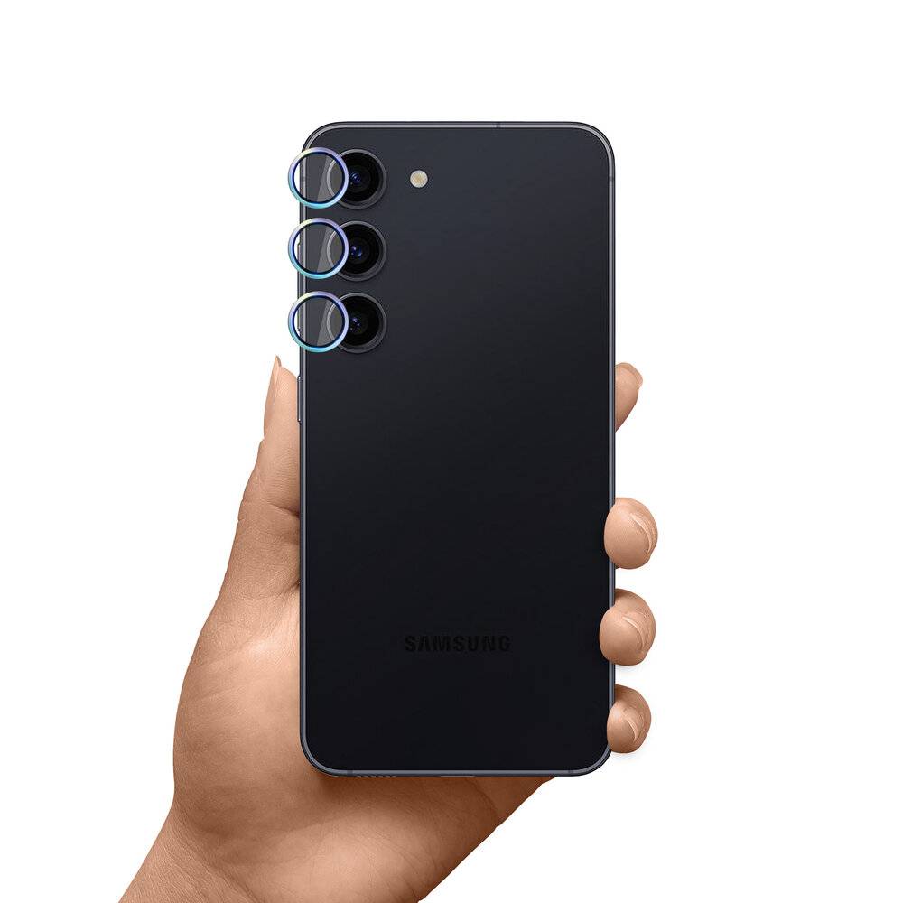 Eine Person hält ein modernes Smartphone mit drei rückwärtigen Kameras und einem eleganten schwarzen Design.