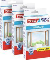Drei Kartons von 'tesa Insect Stop Standard' Fliegengittern, mit einem geöffneten Fenster und Ausblick. Auf jedem Karton steht '1.30m x 1.30m'.