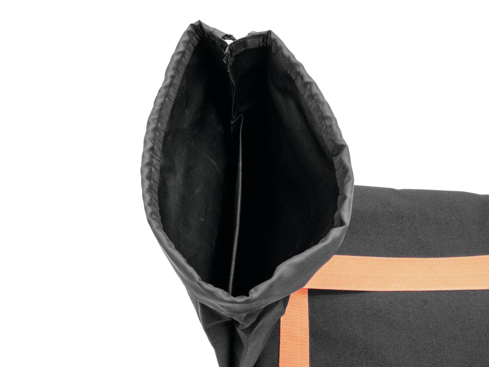 Eine schwarze offene Tasche mit einem teilweise sichtbaren orangefarbenen Überschlag, die ihr leeres Inneres zeigt. Die Tasche scheint aus einem weichen Material gefertigt zu sein.