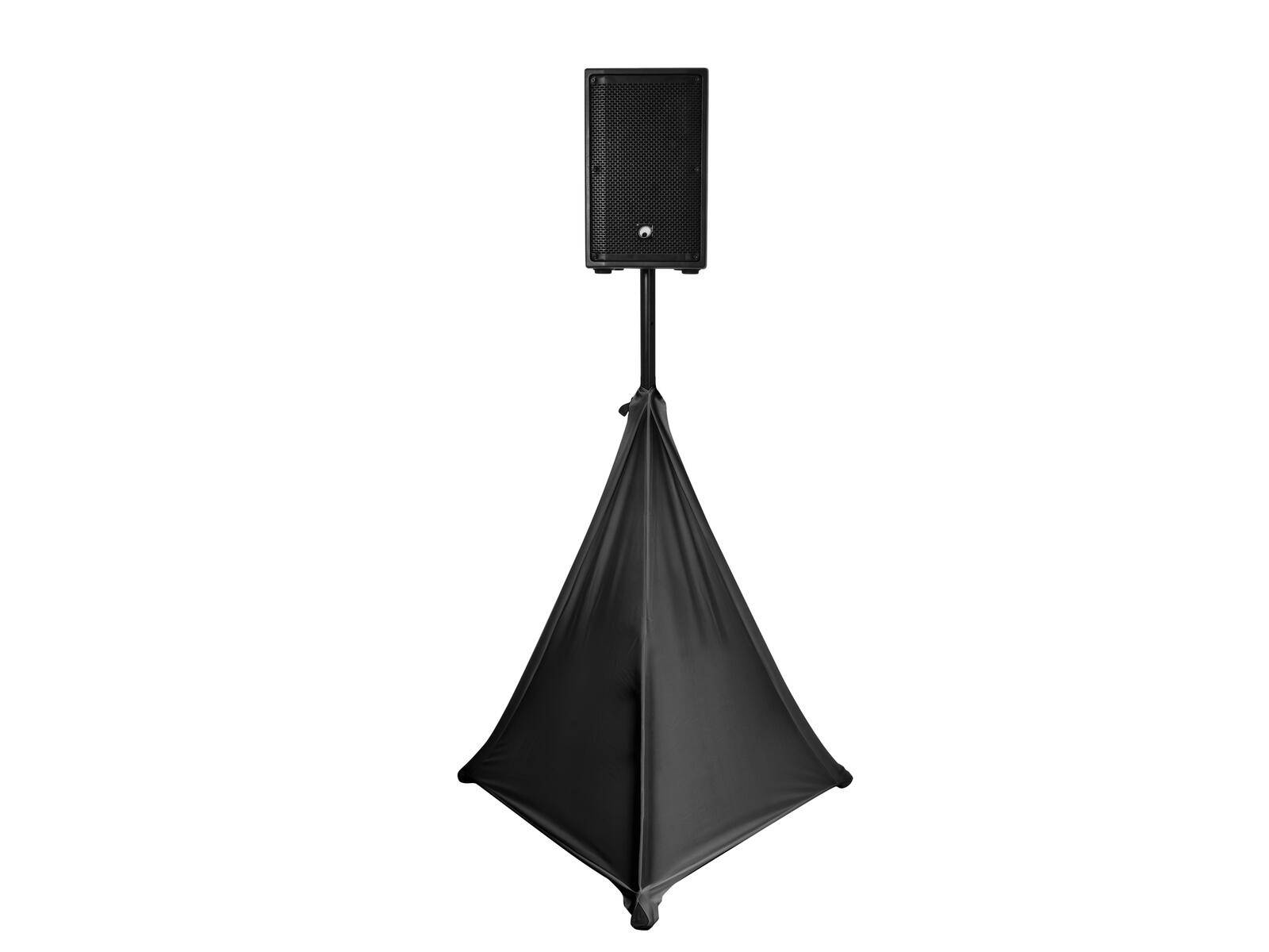 Ein schwarzer Lautsprecher auf einem Ständer mit einer passenden Abdeckung, die sich bis zur Basis erstreckt, isoliert auf weißem Hintergrund.