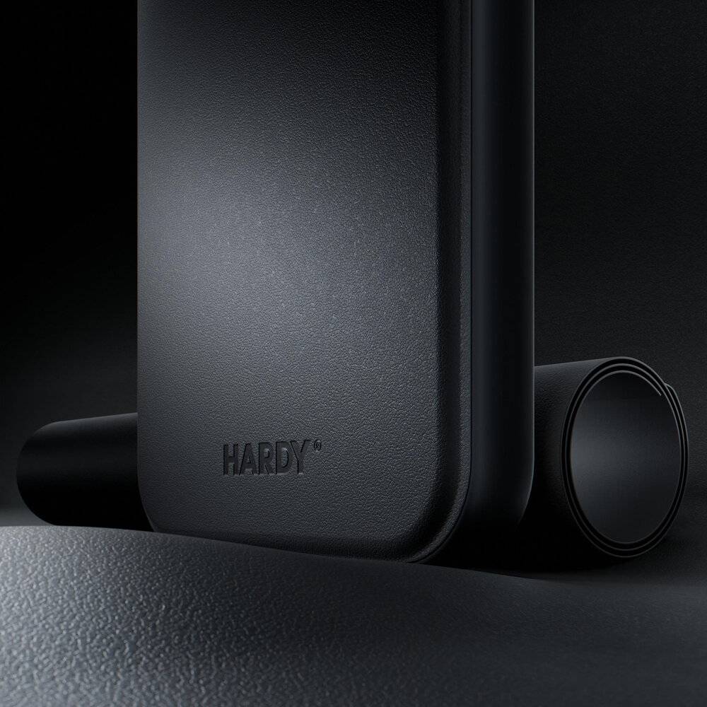 Eine schlanke, dunkel gefärbte, rechteckige Powerbank mit dem Markennamen „HARDY