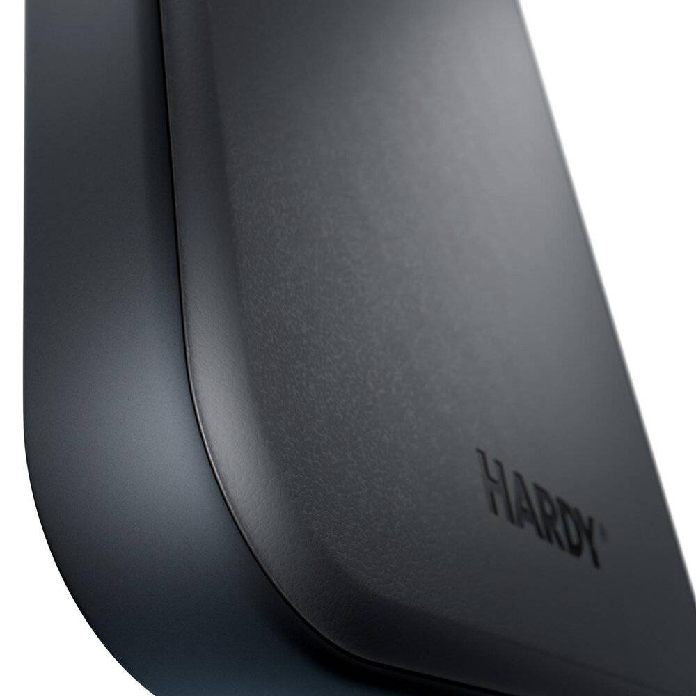 Nahaufnahme einer glatten, metallischen Oberfläche mit dem Wort 