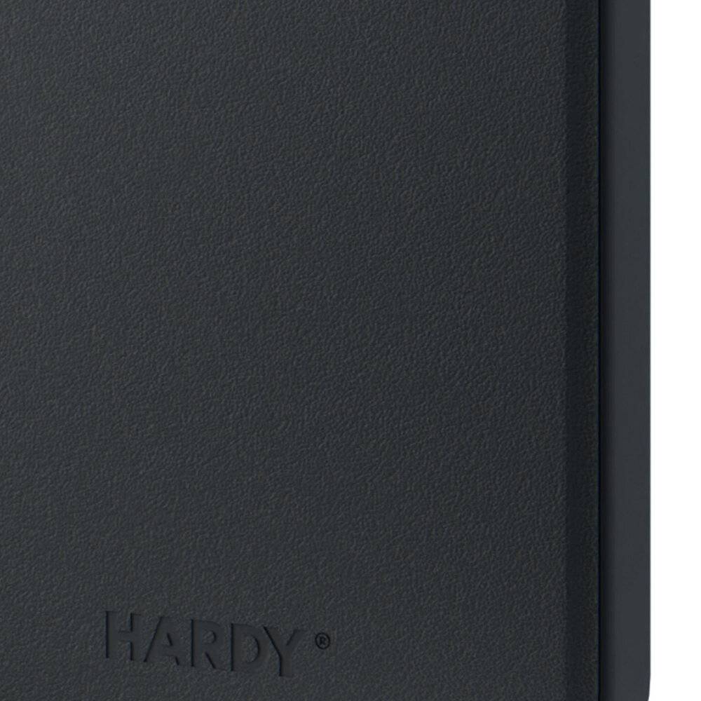 Ein dunkelgrauer Stoffbucheinband mit dem geprägten Wort „HARDY