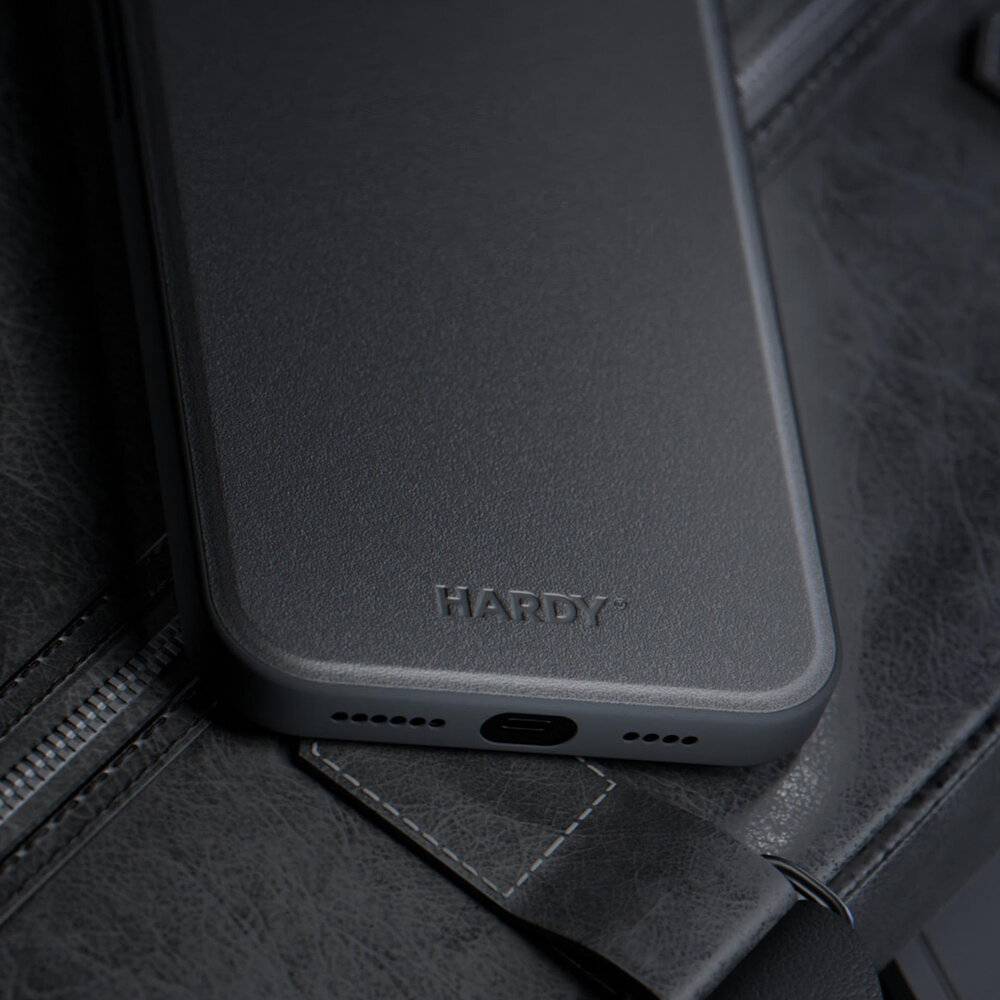 Ein schlankes schwarzes Smartphone mit der Aufschrift „HARDY