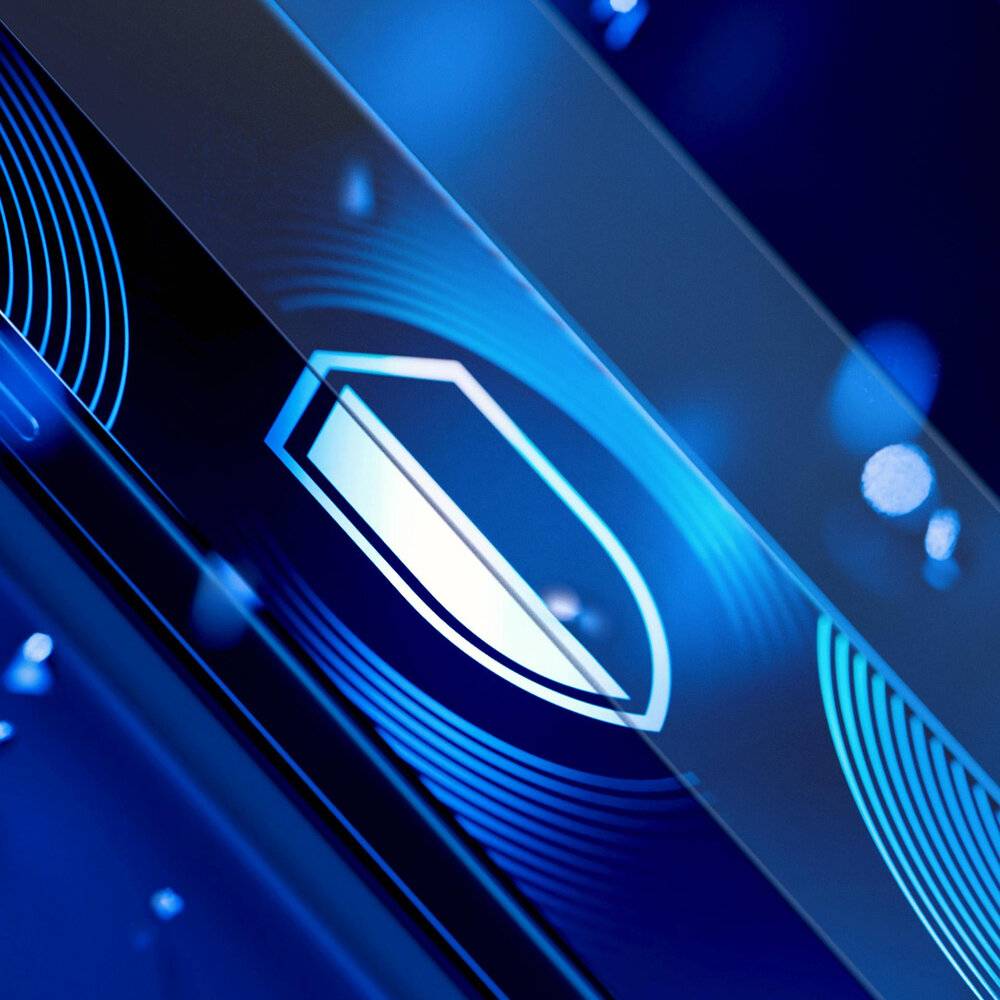 Eine digitale Illustration zeigt ein futuristisches Schildsymbol in der Mitte mit kreisförmigen Mustern und einem blauen Farbschema, das Cybersicherheit symbolisiert.