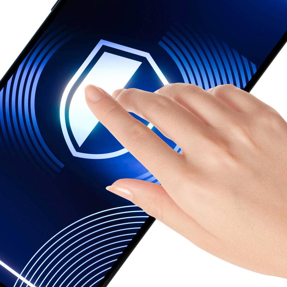 Eine Hand, die einen Smartphone-Bildschirm berührt, auf dem ein Schildsymbol angezeigt wird, das Sicherheits- oder Schutzfunktionen auf dem Gerät darstellt.