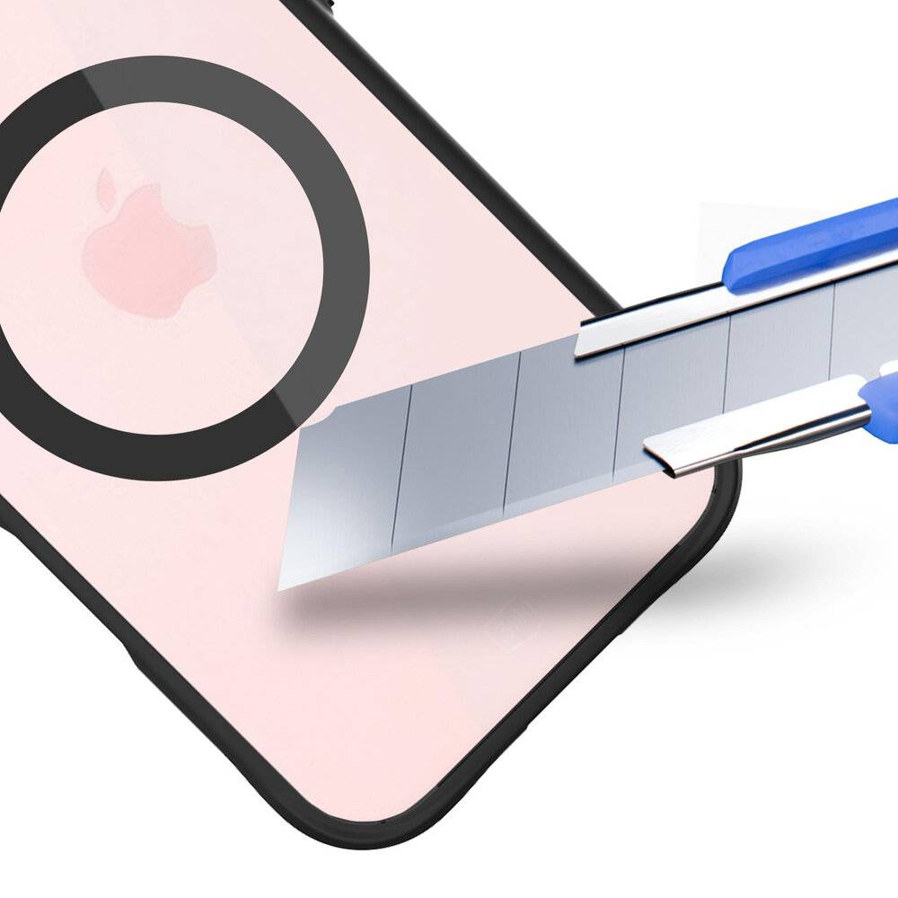 Ein Displayschutz auf einem Telefon demonstriert Kratzerbeständigkeit, indem er standhält, wenn eine Rasierklinge dagegen schabt, ohne beschädigt zu werden.