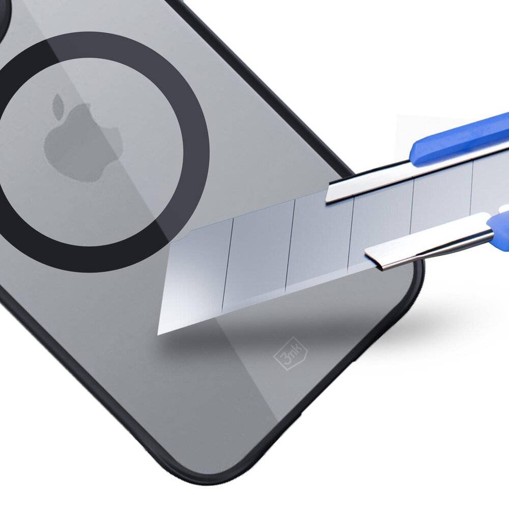 Ein Smartphone-Displayschutz wird mit einem Universalmesser abgekratzt gezeigt, was seine kratzerbeständige Eigenschaft veranschaulicht.