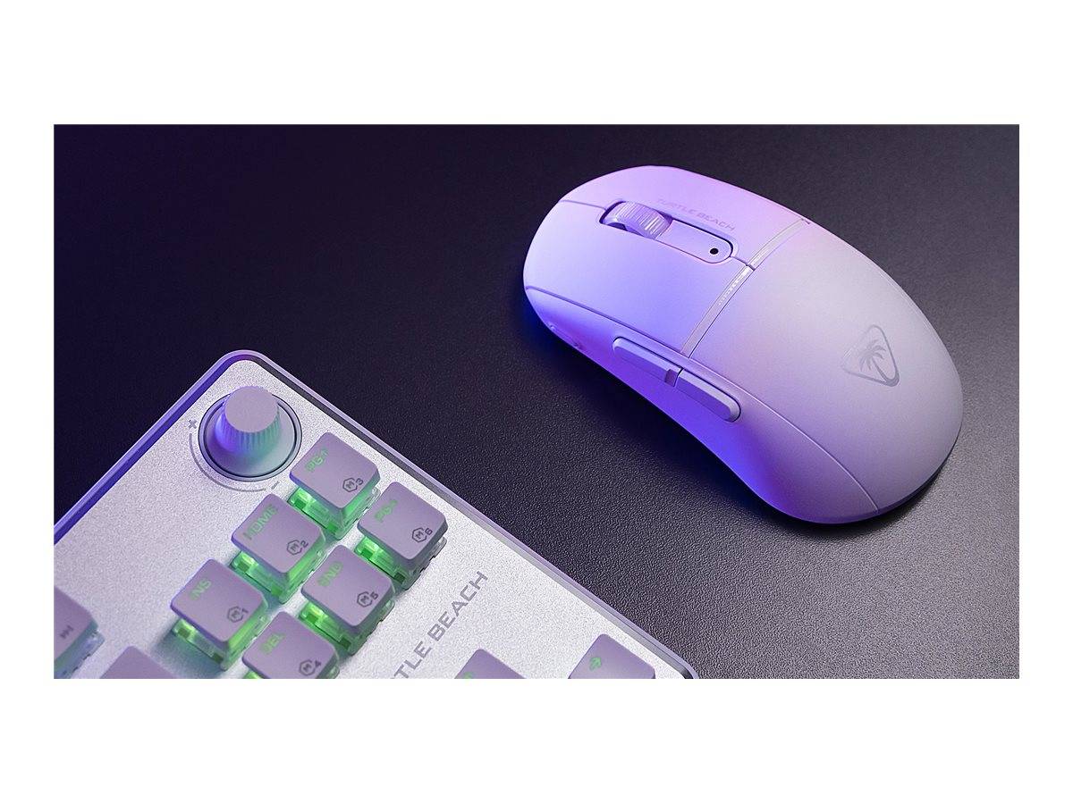 Eine lila Gaming-Maus sitzt neben einer silbernen Tastatur mit leuchtenden grünen Tasten.