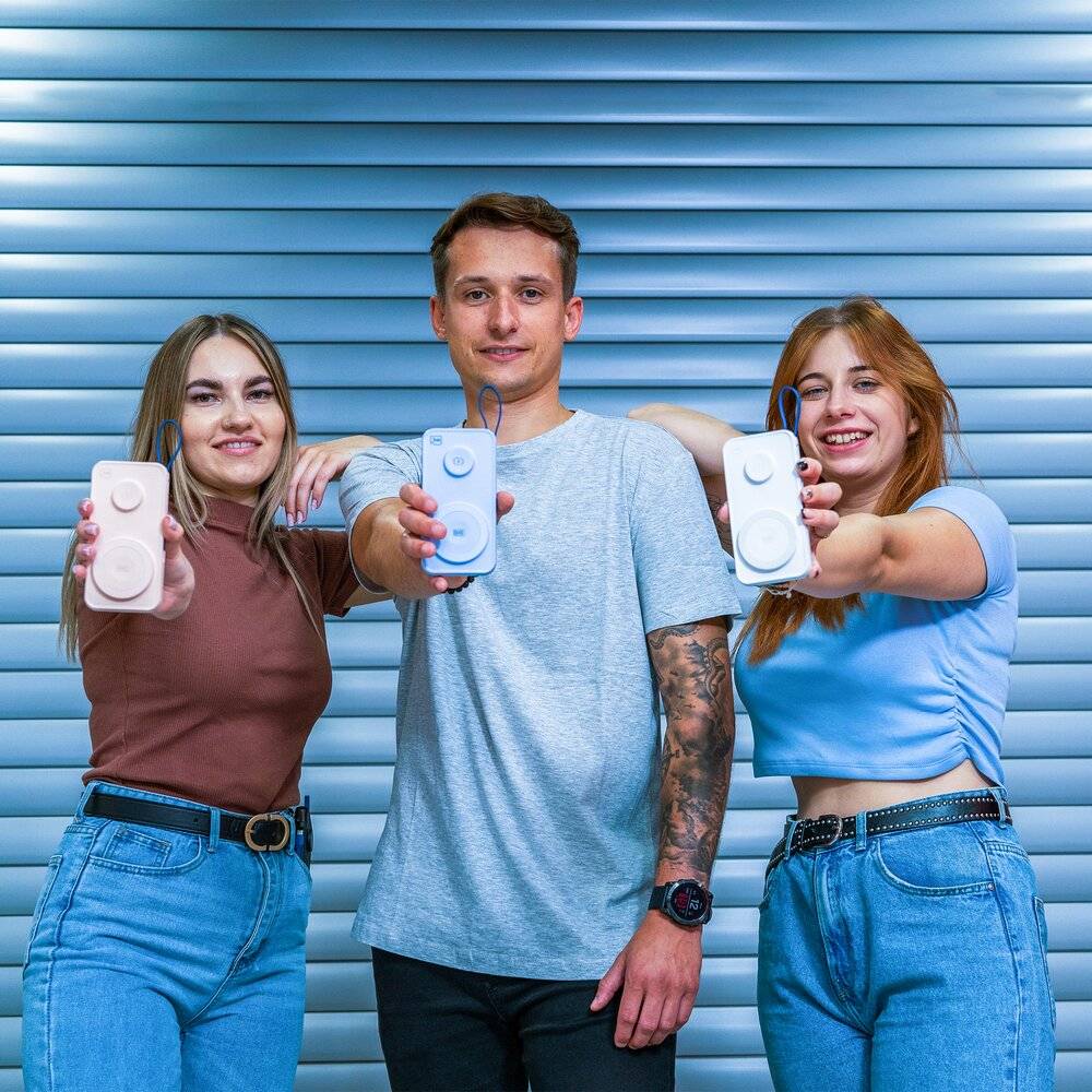 Ein Smartphone-Bildschirm zeigt ein leuchtendes Schutzschild mit digitalen Effekten, während ein Hammer mit einem „Gesetz