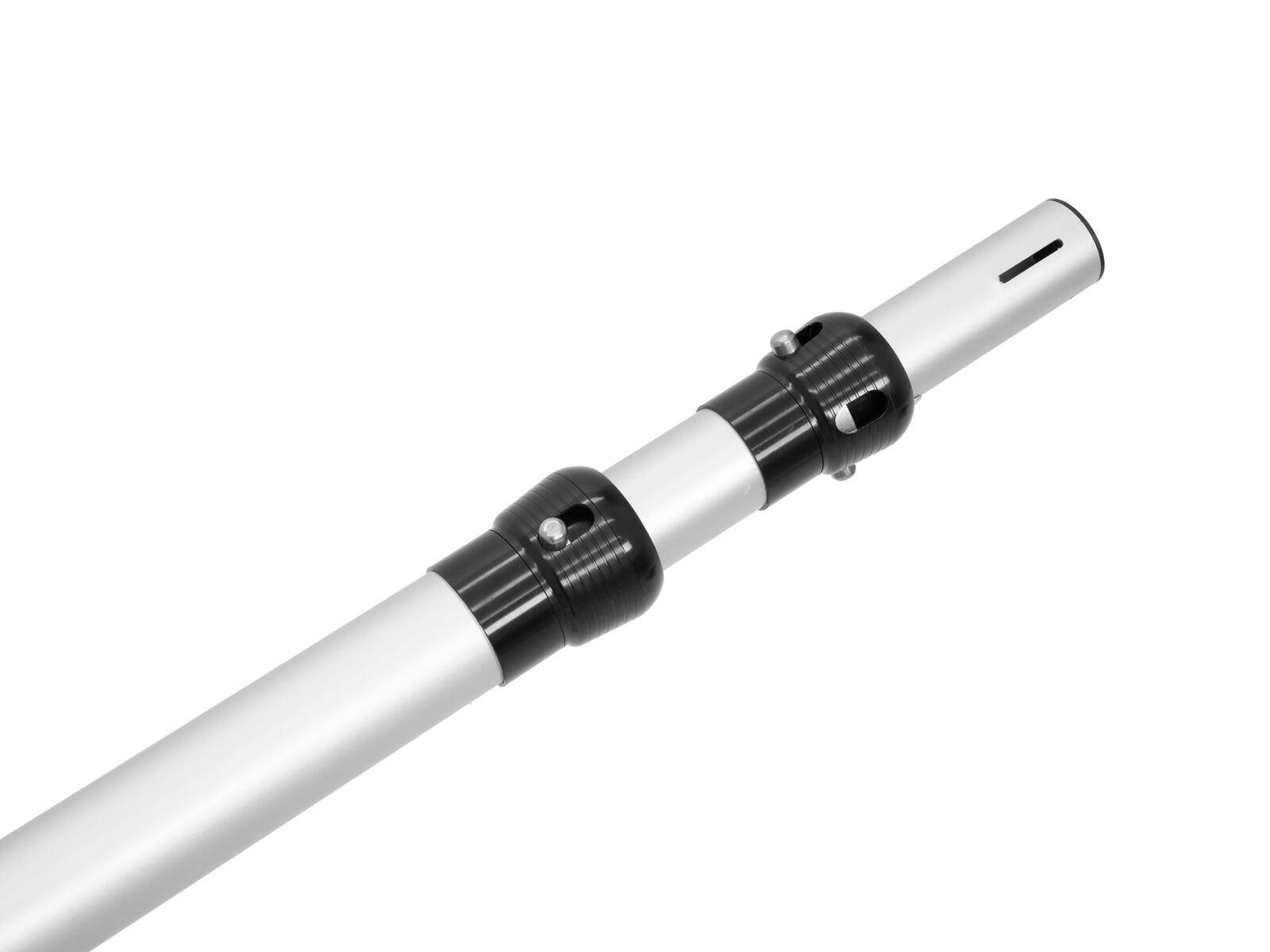 Eine weiße Teleskopstange mit schwarzen Verstellklammern, die zum Verlängern der Reichweite verwendet wird, isoliert auf weißem Hintergrund.