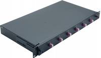 Gestell-montierter grauer Metall-Netzwerk-Switch oder Patchpanel mit mehreren vorderen Anschlüssen und Montagelaschen, in schräger Ansicht vor weißem Hintergrund.