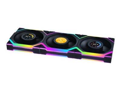 Triple-Fan-RGB-Grafikkarten-Kühler mit schwarzem Gehäuse und Neon-Lila-, Grün- und Gelb-Akzentbeleuchtung auf weißem Hintergrund.