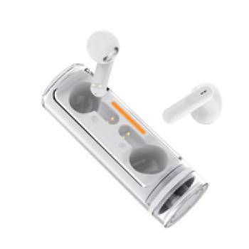 Weiße kabellose Ohrhörer und Ladeetui mit LED-Anzeigen, die vor einem einfarbigen Hintergrund schweben.