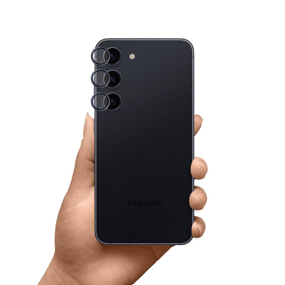 Eine Hand hält ein schwarzes Smartphone vertikal und zeigt das dreifache Kamerasetup auf der Rückseite.