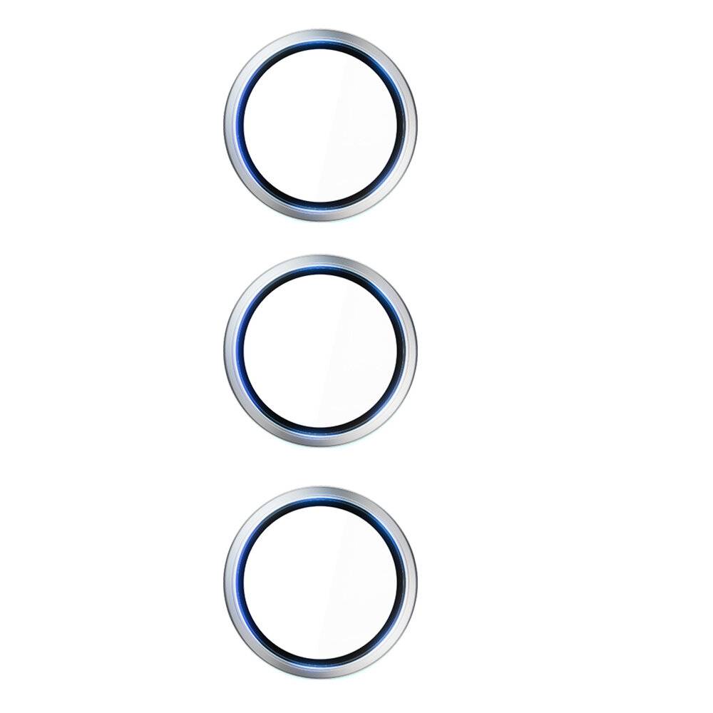 Drei silberne Ringe mit blauer Kante, vertikal auf weißem Hintergrund angeordnet.