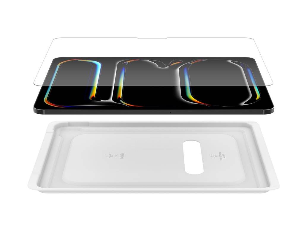 Explodierte Ansicht eines Smartphone-Displayschutzes: klares Oberglas mit schillernden Kanten über dem Telefon und ein weißes Klebstoff-Tablett darunter.