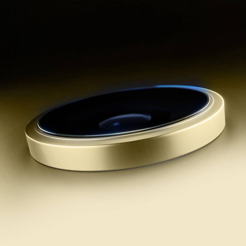 Eine glänzende, metallische Filmklappe öffnet sich teilweise über einer kreisförmigen, leuchtend blauen Plattform vor einem dunklen Hintergrund.