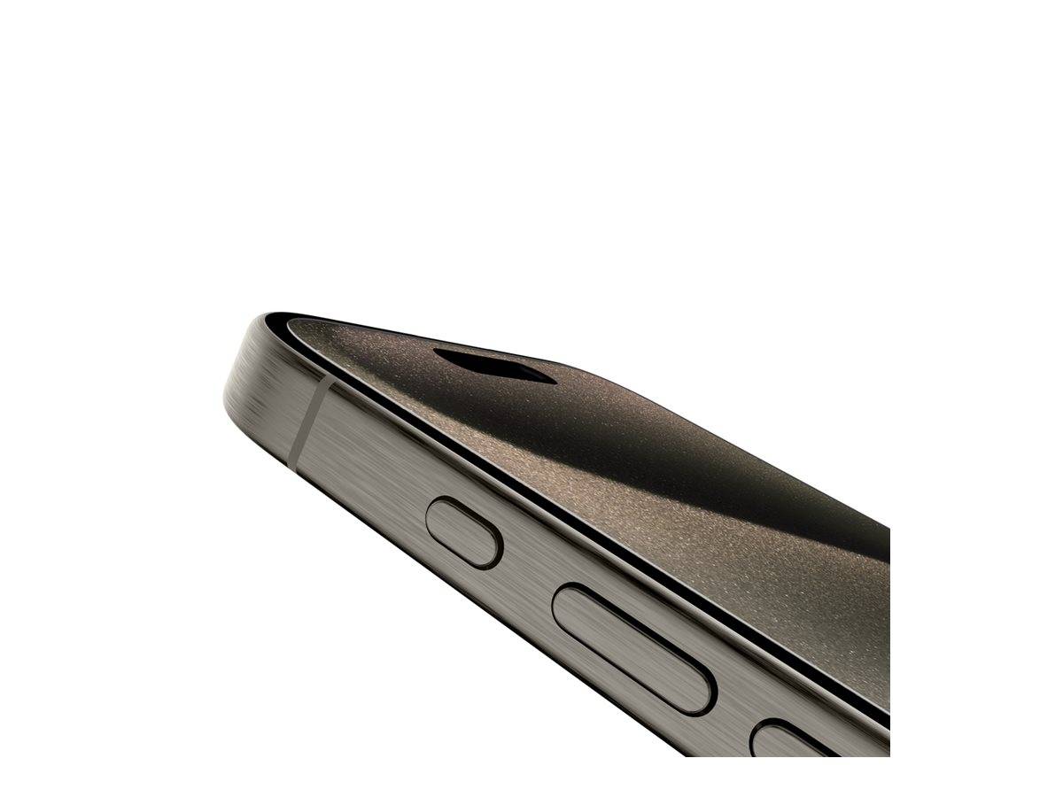 Nahaufnahme des Randes eines Smartphones, die das elegante Design, die seitlichen Tasten und die strukturierte Oberfläche auf der Oberseite zeigt und dabei dessen moderne Ästhetik betont.
