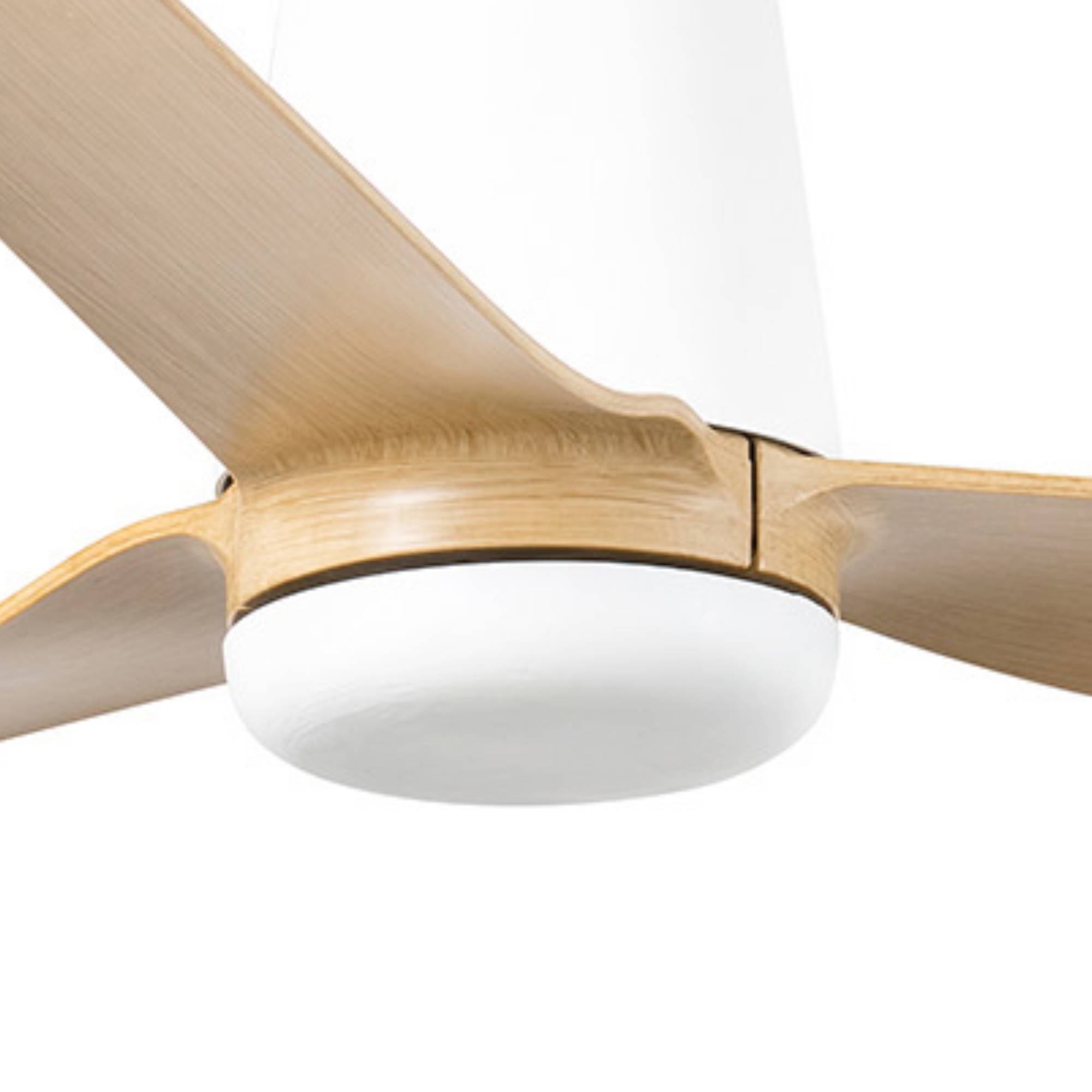 „Moderner Deckenventilator mit Holzflügeln und einer weißen zentralen Leuchte, von unten betrachtet.