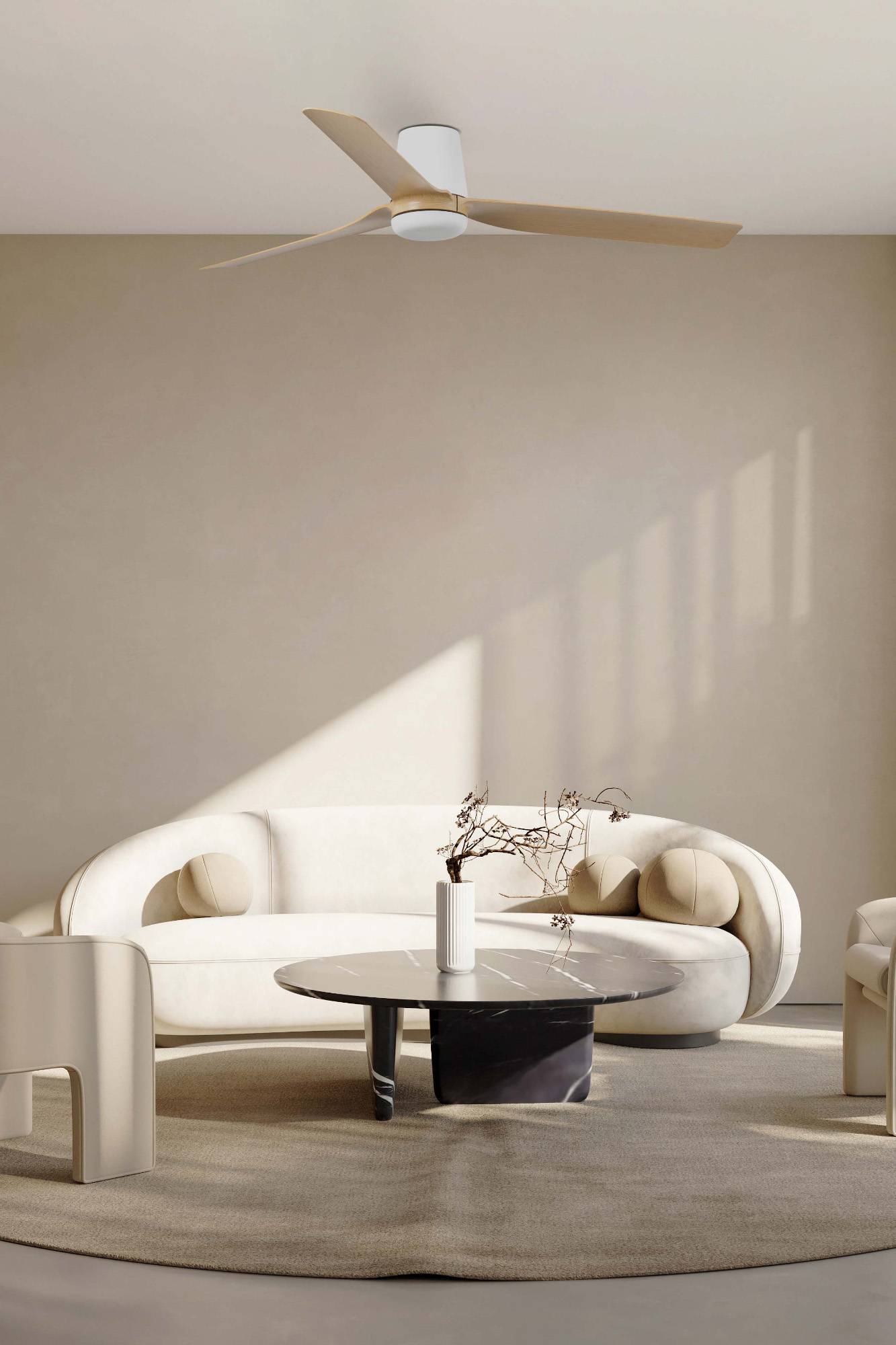 Modernes Wohnzimmer mit weißem geschwungenem Sofa, Glaskaffeetisch und minimalistischer Einrichtung unter einem Deckenventilator. Sanfte Beleuchtung und neutrale Farbtöne.