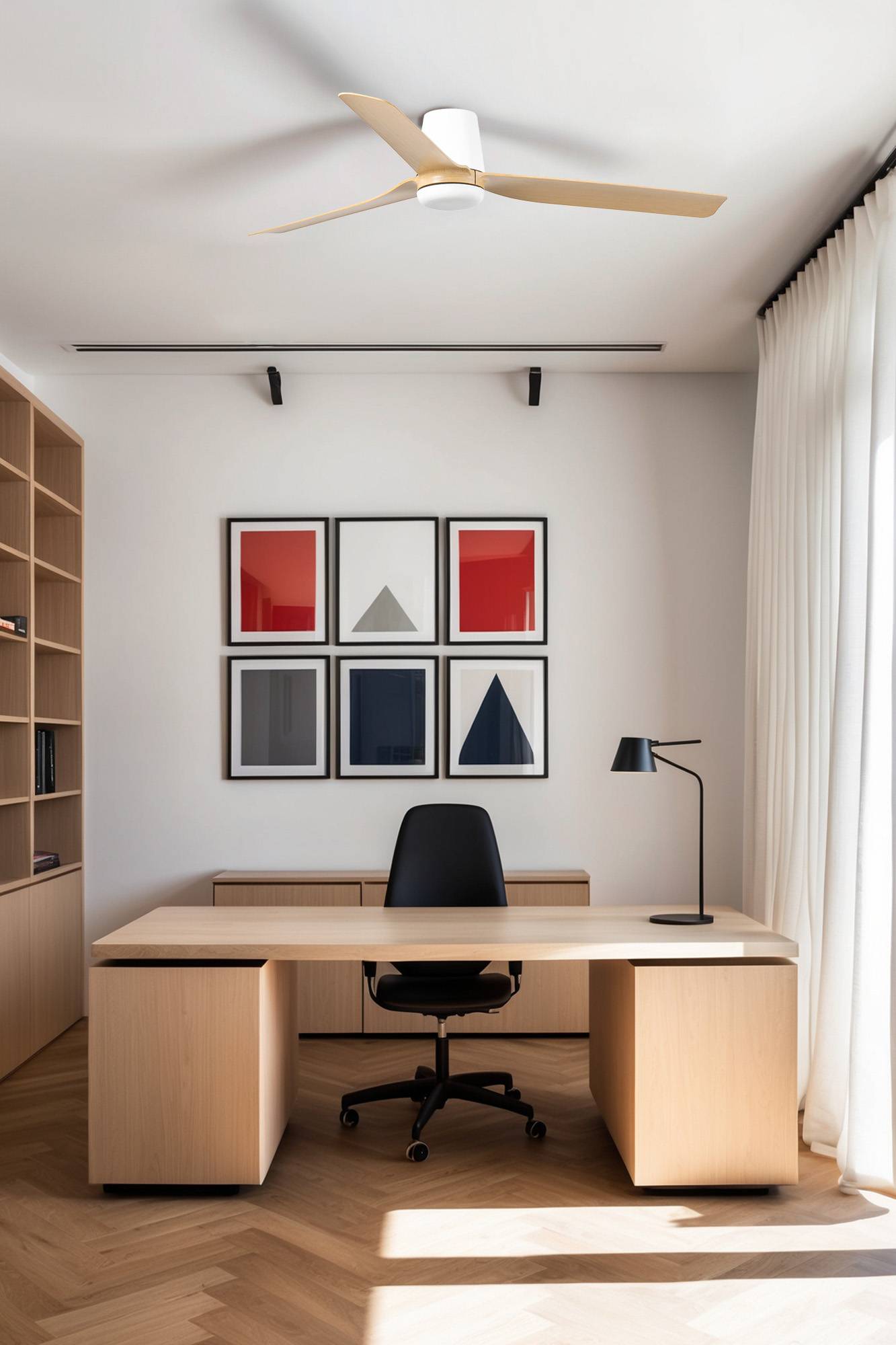 Ein minimalistische Homeoffice ist mit einem Holzschreibtisch und einem schwarzen Stuhl ausgestattet. Abstrakte Kunst in Rot und Blau hängt an der Wand. Natürliches Licht fällt durch die Vorhänge.