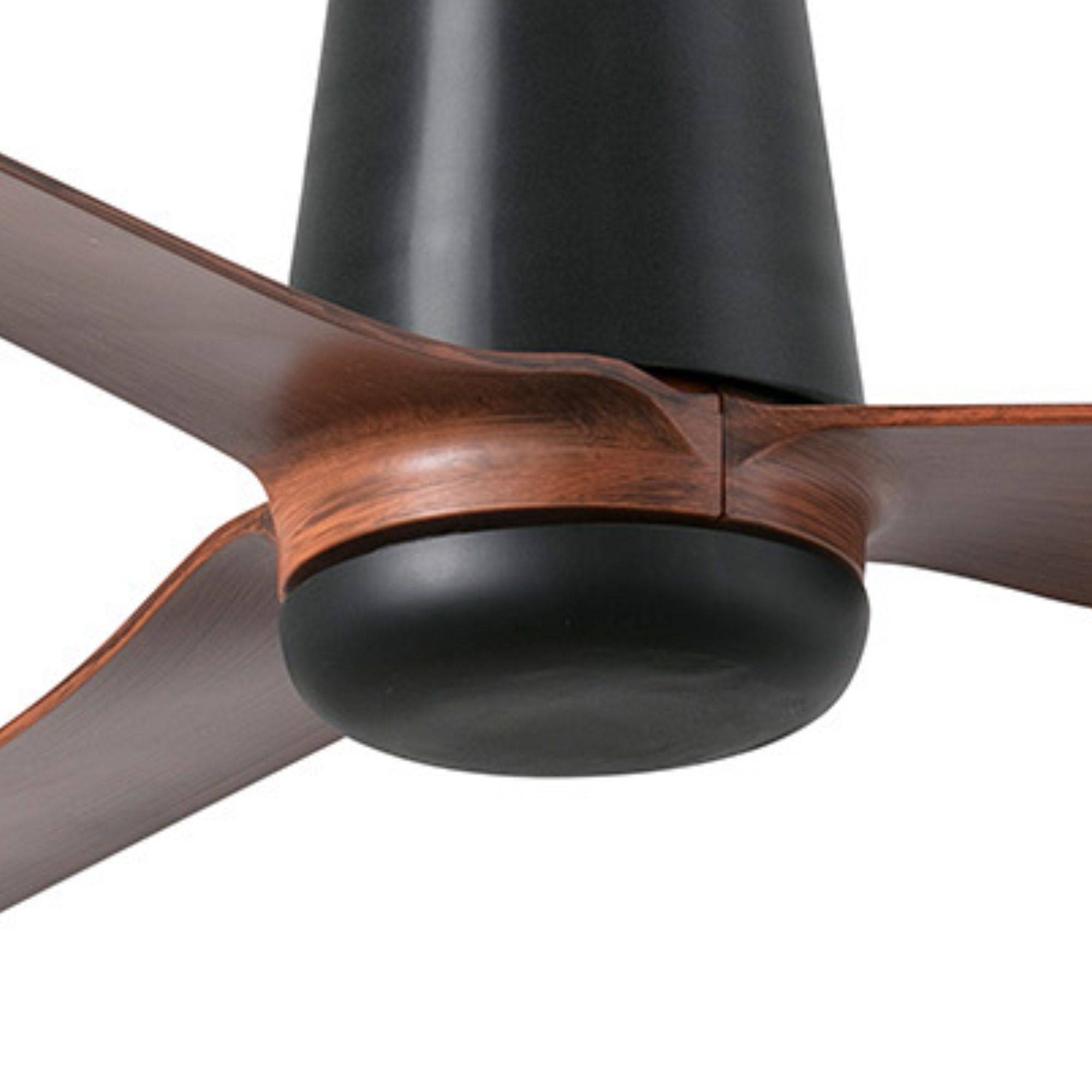 Ein moderner Deckenventilator mit drei dunkelholzfarbenen Blättern und einem schwarzen Motorgehäuse, entworfen für zeitgenössische Inneneinrichtung.
