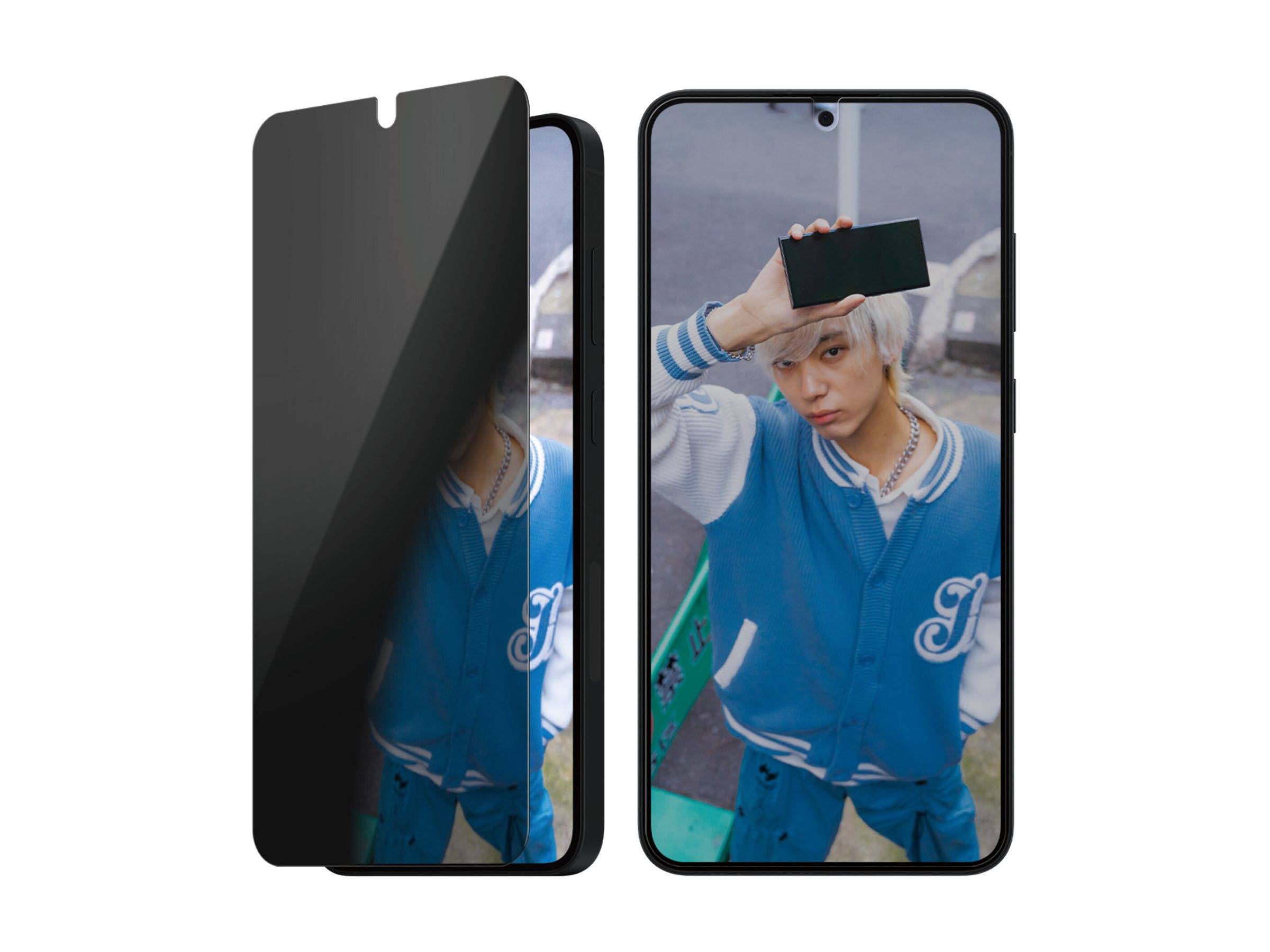 Zwei Smartphones; eines zeigt eine Person, die eine blaue Collegejacke trägt und eine leere schwarze Karte hält, das andere hat eine Sichtschutzfolie.