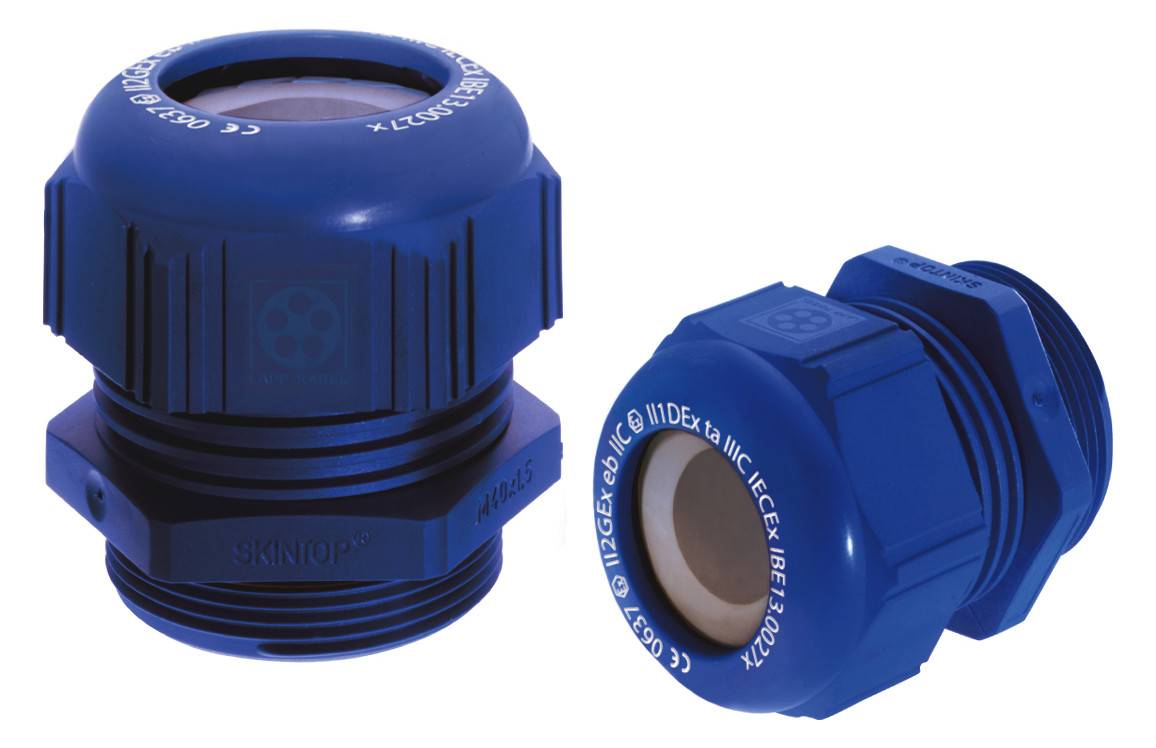 Eine blaue industrielle Kabelverschraubung mit auf der Oberfläche gedruckten technischen Spezifikationen, verwendet zum Abdichten von Kabeln in elektrischen Schaltschränken.