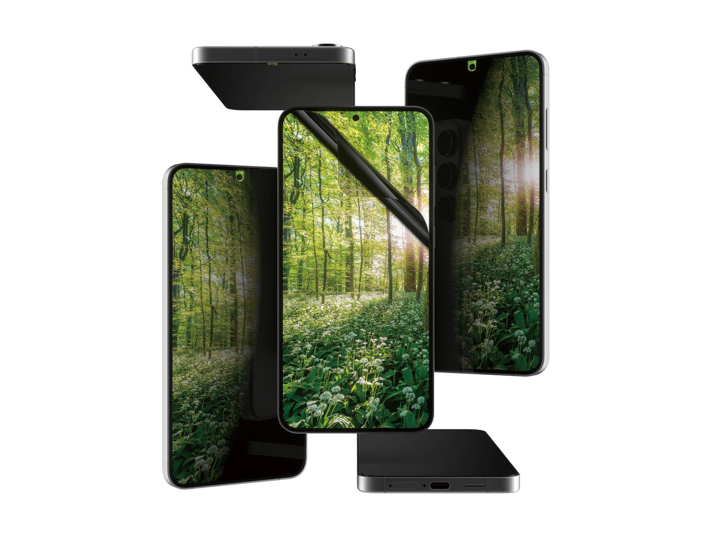 Vier Smartphones mit grünen Waldbildschirmen, die auf einer reflektierenden Oberfläche positioniert sind und ein vernetztes digitales Weltkonzept darstellen.