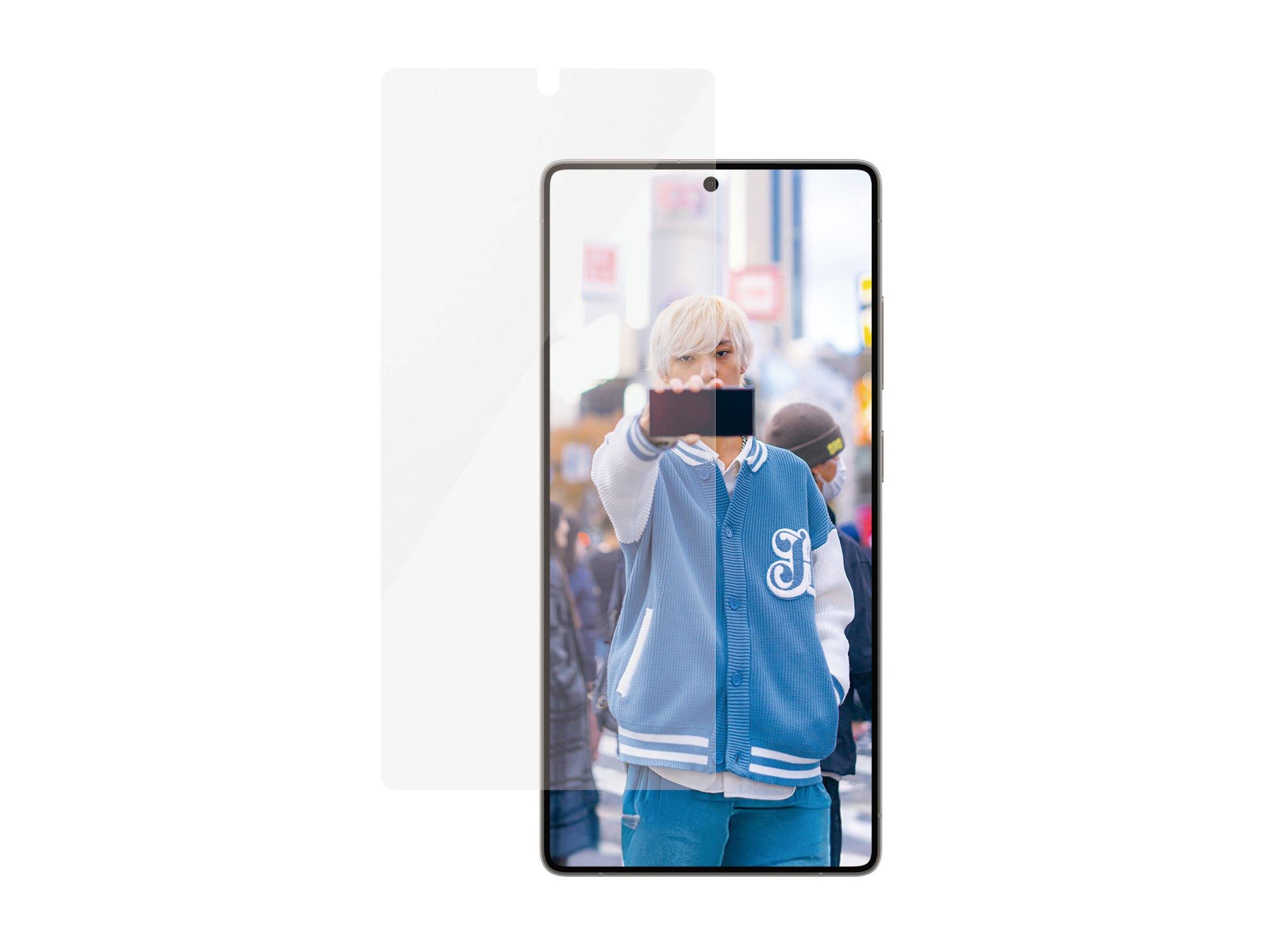 Ein Telefondisplay zeigt eine Person in einer blau-weißen Jacke, die sich im Freien befindet. Sie hält einen Gegenstand in Richtung Kamera, teilweise verdeckt.