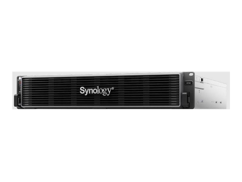 Vorderansicht eines Synology-Rack-Mount-Speicherservers mit schwarzem Gitter und weißem Gehäuse, gezeigt vor einem einfachen weißen Hintergrund.