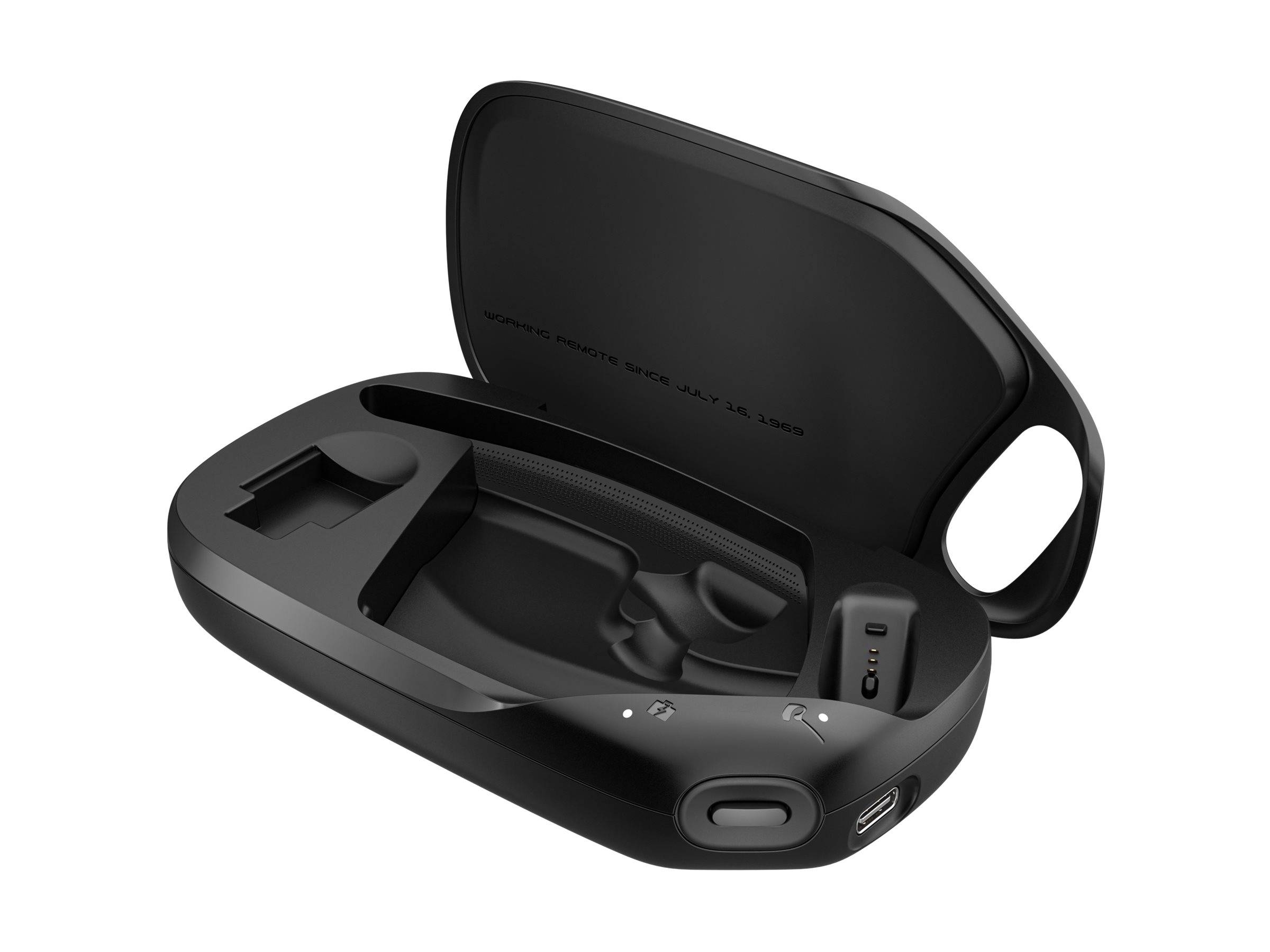 Offenes schwarzes kabelloses Earbud-Ladegehäuse mit einem Earbud und USB-C-Ladeanschluss, gezeigt vor einem einfachen weißen Hintergrund.