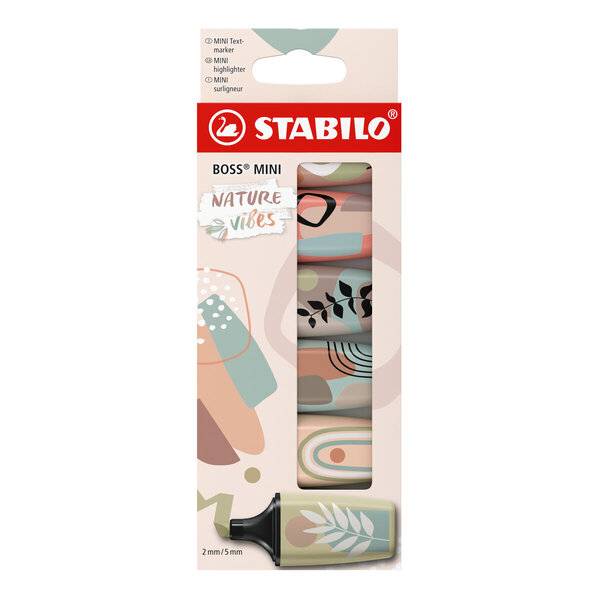 STABILO BOSS MINI Nature Vibes Mini-Marker-Textmarker-Set in Pastellfarben, gezeigt in der Verpackung mit einem Marker unten angezeigt.