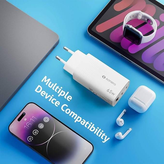 Ein Smartphone, Tablet und eine Smartwatch werden neben einem 65-W-Ladegerät, AirPods und dem Text: 
