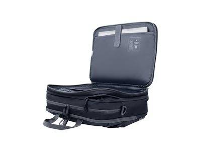 Ein schwarzer, offener Reiserucksack mit einem gepolsterten Fach, das einen silbernen Laptop enthält, mit mehreren Taschen und verstellbaren Riemen.