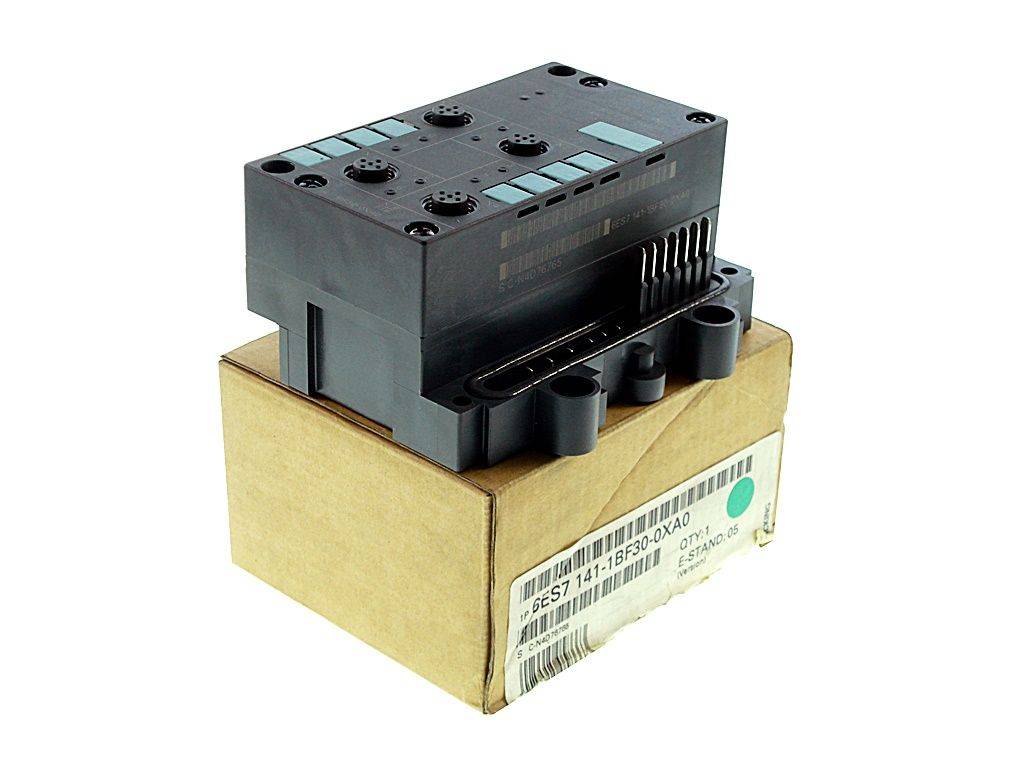 Ein schwarzes Elektromodul mit mehreren Steckverbindern sitzt auf einem Karton, beschriftet mit Produktinformationen.