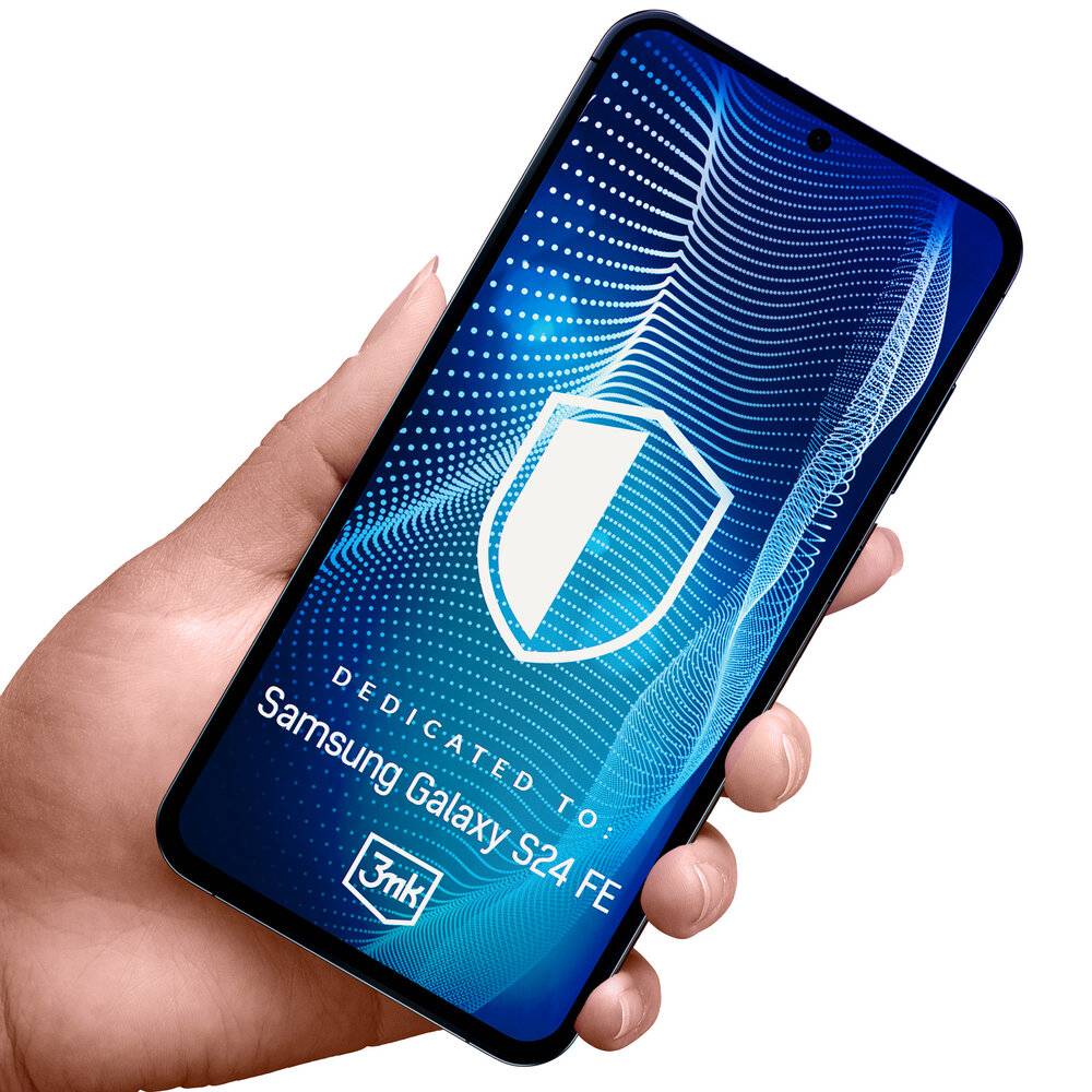 Hand, die ein Samsung Galaxy S24 FE hält, zeigt einen Bildschirm mit einem digitalen Schild und dem Text „Gewidmet dem Samsung Galaxy S24 FE