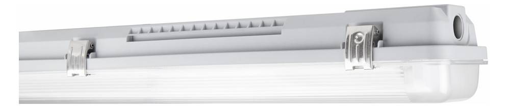 Eine Nahaufnahme einer weißen Fluoreszenzdeckenleuchte mit linearem Design, die Lüftungsöffnungen und Rillen an der Seite zeigt.