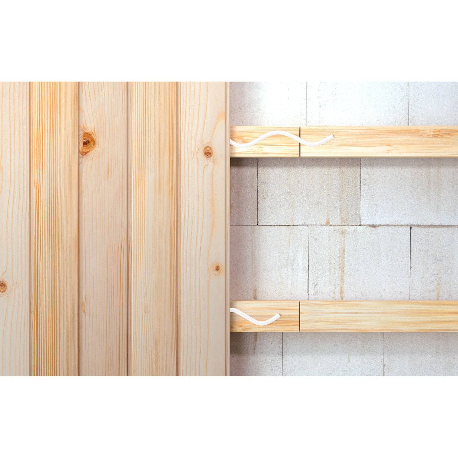 Holzpaneele und Regale an einer weißen Ziegelwand, die natürliche Texturen und minimalistisches Design hervorheben.